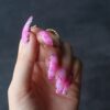 Faux Ongles Rose Rayures Noires | OnglesOnline