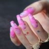 Faux Ongles Rose Rayures Noires | OnglesOnline
