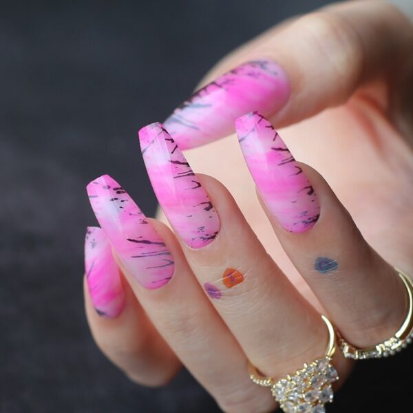 Faux Ongles Rose Rayures Noires | OnglesOnline