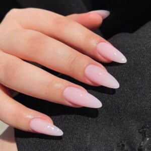 Faux Ongles Blanc Pâle – faux ongles longs en amande, dégradé nude vers blanc laiteux | OnglesOnline