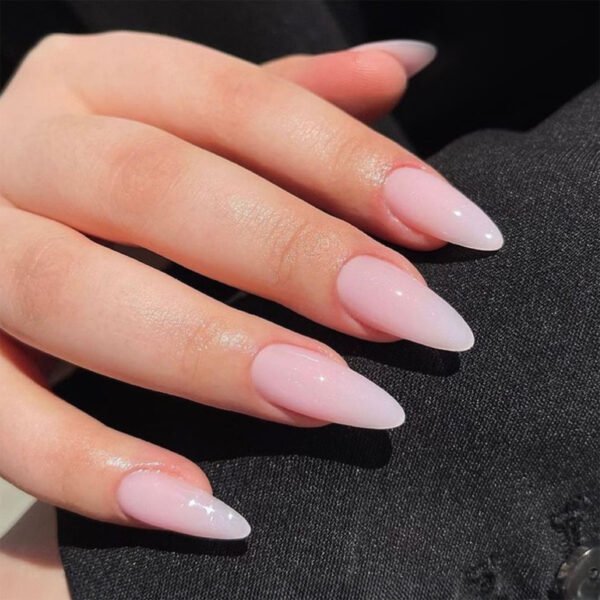 Faux Ongles Blanc Pâle Faux Ongles Blanc Pâle – faux ongles longs en amande, dégradé nude vers blanc laiteux | OnglesOnline