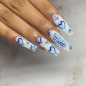 Faux Ongles Design – faux ongles cercueil longs blancs à dessins bleus (cœurs, étoiles) | OnglesOnline