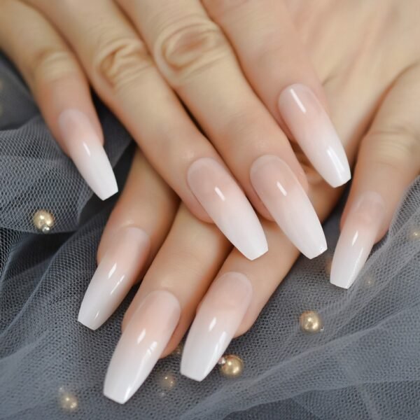 Faux ongles gel French blancs longs forme ballerine – faux ongles ballerine longs dégradé nude vers blanc laiteux | OnglesOnline