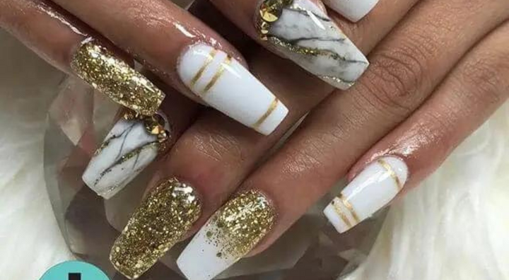 Idée d'Ongles Marbre Pailleté Blanc et Or