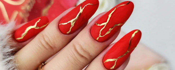Idée d’Ongles Rouge et Or pour les Fêtes