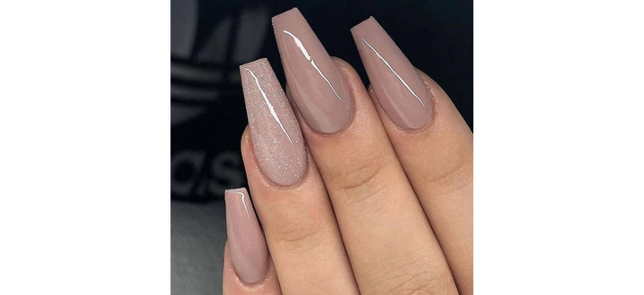 Ongles nudes cercueils avec un motif chatoyant