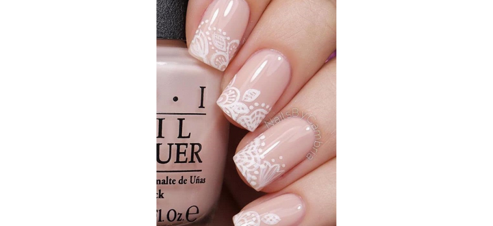 Ongles courts nudes avec détail imprimé blanc