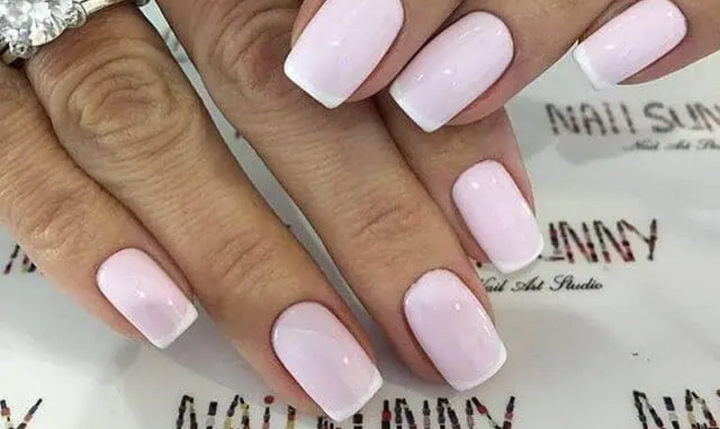 Ongles French en Gel avec Vernis Rose Layette