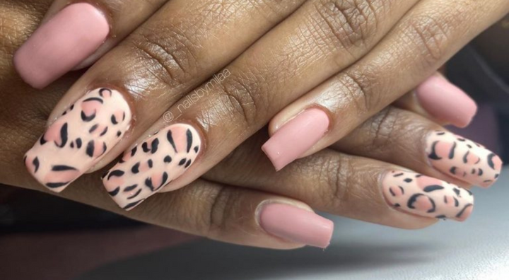 Idée d'Ongles Pastel Léopard Rose Mat