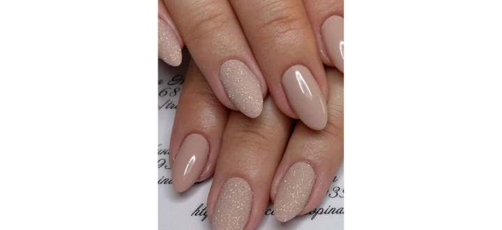 Ongles ovales nudes inspirés par la mariée