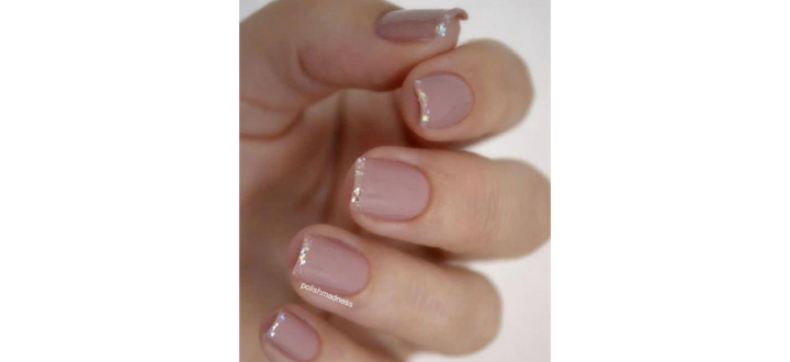 Ongles carrés courts nude avec détails en paillettes