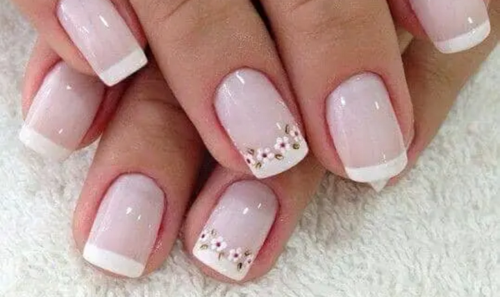 Adorable Dessin Floral sur Ongles French