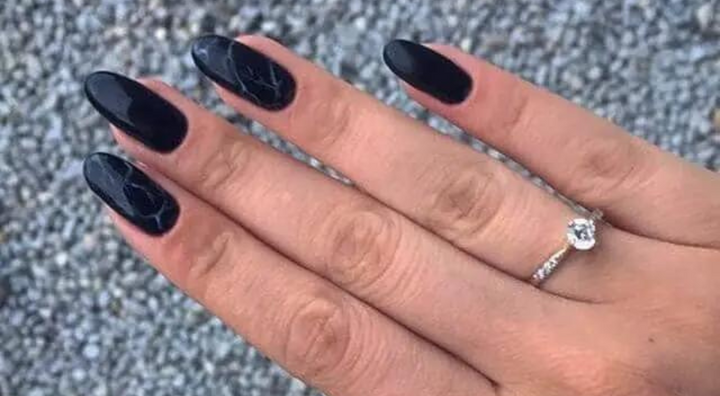 Idée d'Ongles Marbre Noir Brillant Subtil