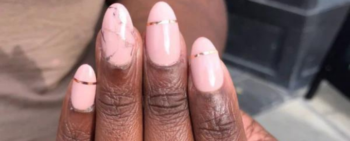 Idée d’Ongles Rose Marbre pour les Fêtes