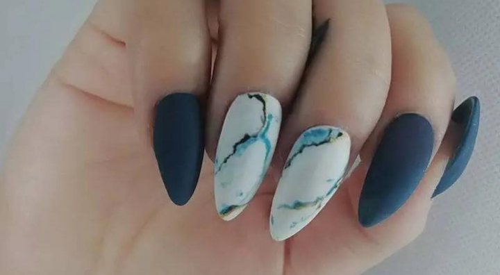 Idée d'Ongles Marbre Marine et Blanc mat