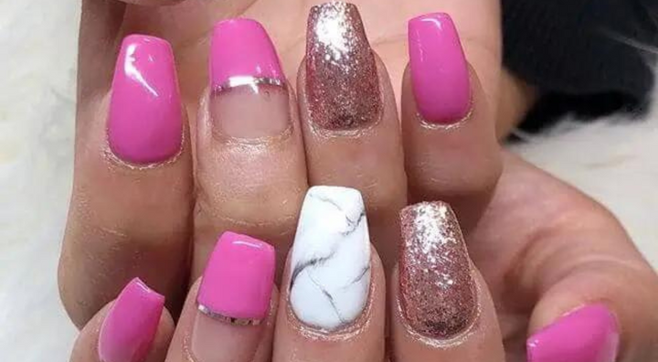 Idée d'Ongles Marbre Rose et Or en Blocs de Couleurs