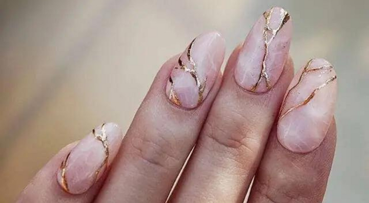 Idée d'Ongles Marbre Arrondis Translucides