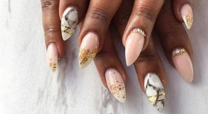 Idée d'Ongles Marbre Rose et Feuille d'Or en Marbre