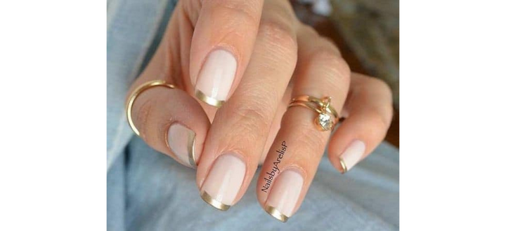 Ongles nudes naturels avec une pointe dorée