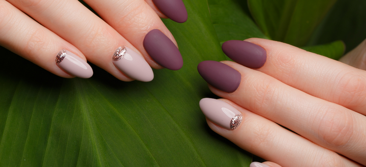 Magnifique couleurs violettes sur des faux ongles