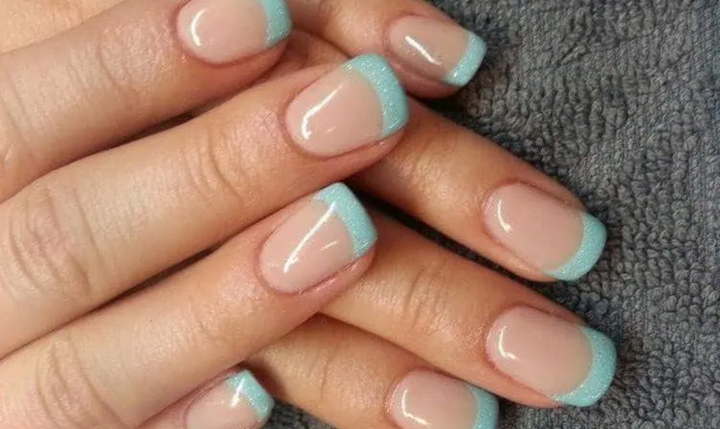 Ongles French Bleu Ciel