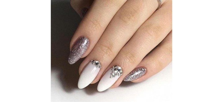 Ongles ovales courts et féminins avec détails pailletés