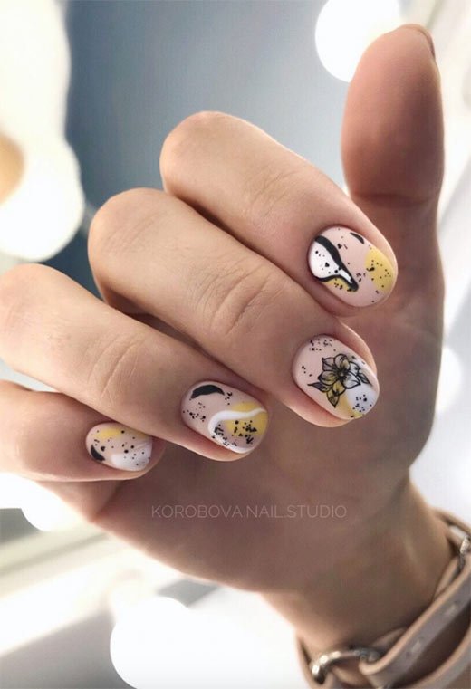 Ongles Rose Abstrait