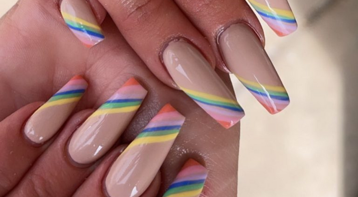 Idée d'Ongles Pastel Nude avec Arc-en-ciel