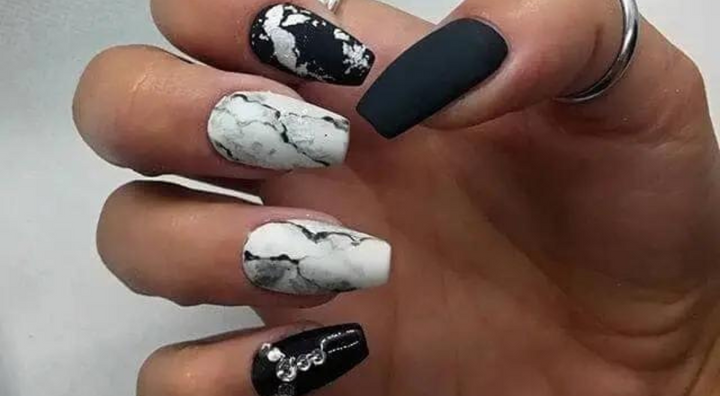 Idée d'Ongles Marbre Noirs Mats avec Accents Argentés