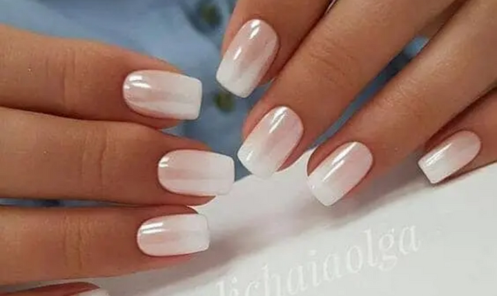 Manucure Rose et Blanche Scintillante