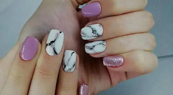 Idée d'Ongles Marbre avec des Paillettes Roses