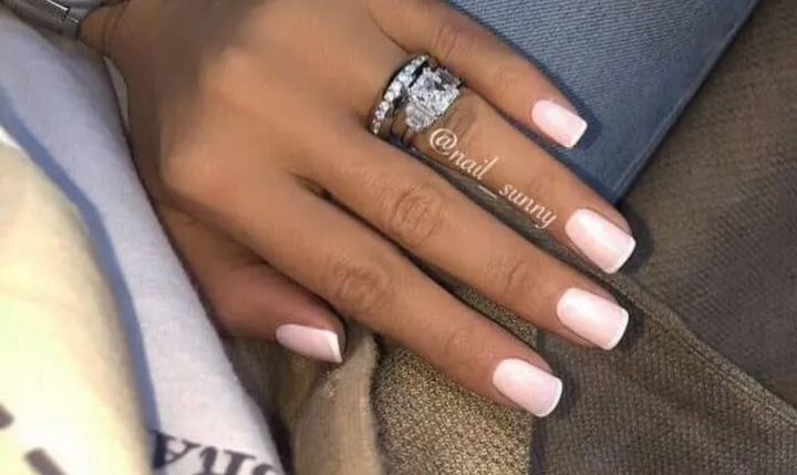 Ongles Roses et Blancs à l'Elégance Décontractée