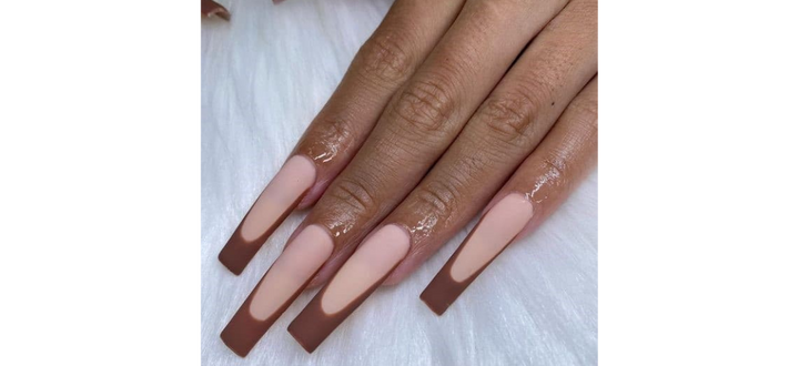 Ongles longs et audacieux en acrylique avec bout français brun