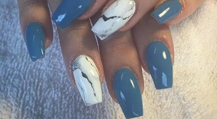 Idée d'Ongles Marbre Accent Noir et Blanc