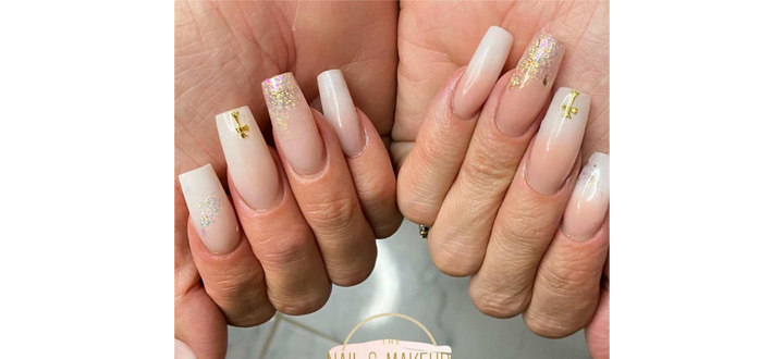 Beaux et longs ongles nudes avec des pointes françaises