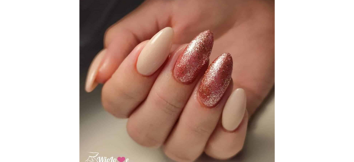 Ongles nudes de forme ovale avec détails en paillettes rouges
