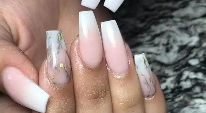 Idée d'Ongles Marbre Rose et Blanc Très Féminin
