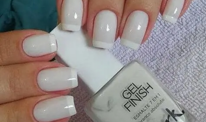 Ongles Gris Pâle French
