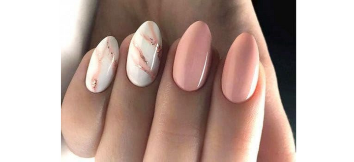 Ongles nudes de forme ovale avec détails en marbre