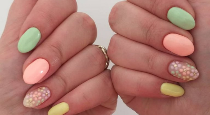 Idée d'Ongles Pastel Solide avec des Ongles à Pois