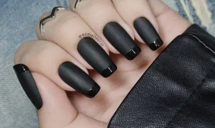 Manucure Noir Mat French