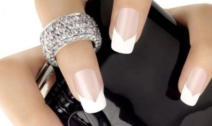 Faux Ongles French avec Chevrons