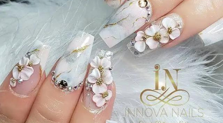Idée d'Ongles Marbre à Fleurs Argentées Scintillantes