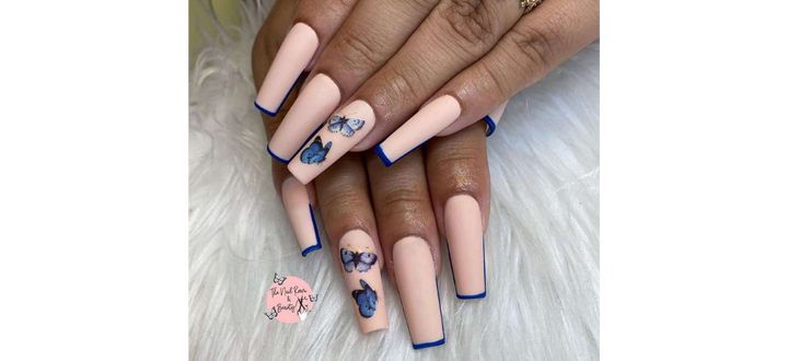 Longs ongles nudes avec des détails en forme de papillon