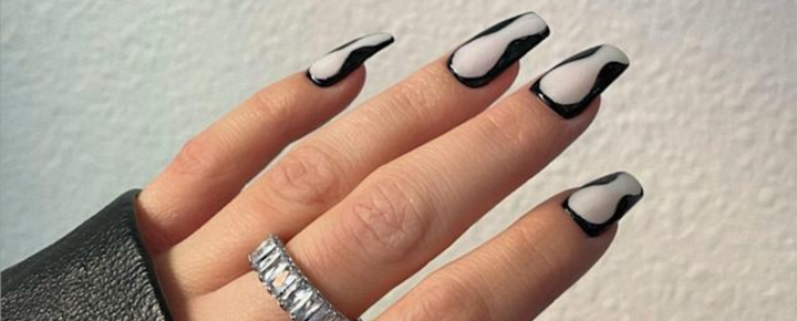 Idée d’Ongles Noirs et Blancs pour les Fêtes