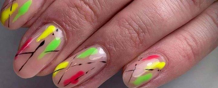 Idée d’Ongles Tâches Colorées pour les Fêtes