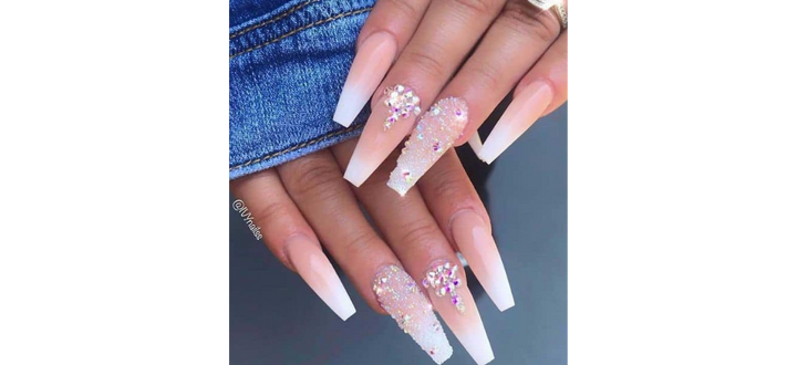 Beaux et longs ongles en acrylique avec des détails en pierre précieuse
