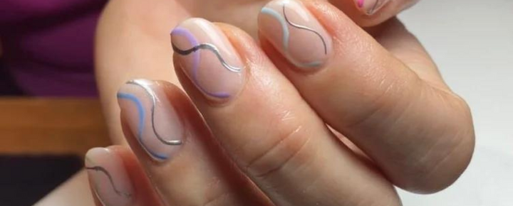 Idée d’Ongles Lignes Colorées pour les Fêtes