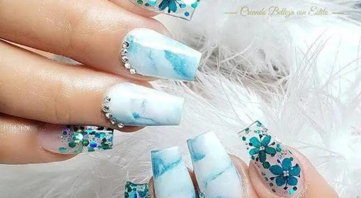 Idée d'Ongles Marbre Bleu Pailleté Translucide