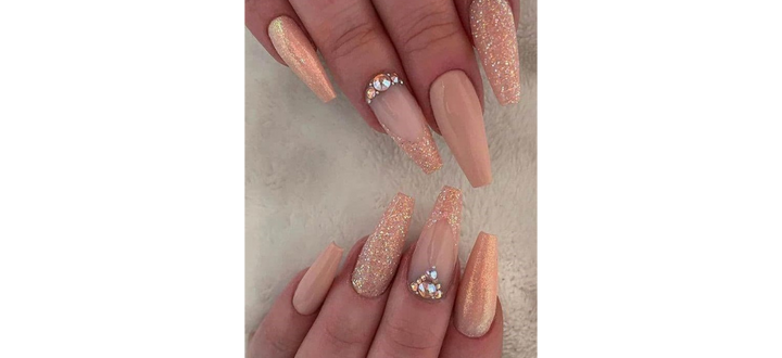 Longs ongles cercueil avec beaucoup de paillettes